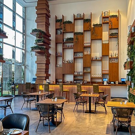 Canal Central Hotel Business Bay Dubai Exterior foto Restaurant in the hotel