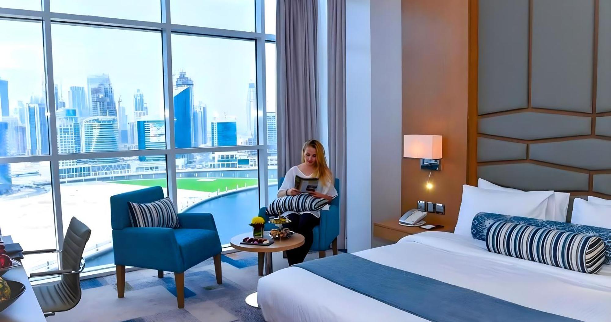 Canal Central Hotel Business Bay Dubai Exterior foto A guest room at the Meydan Hotel