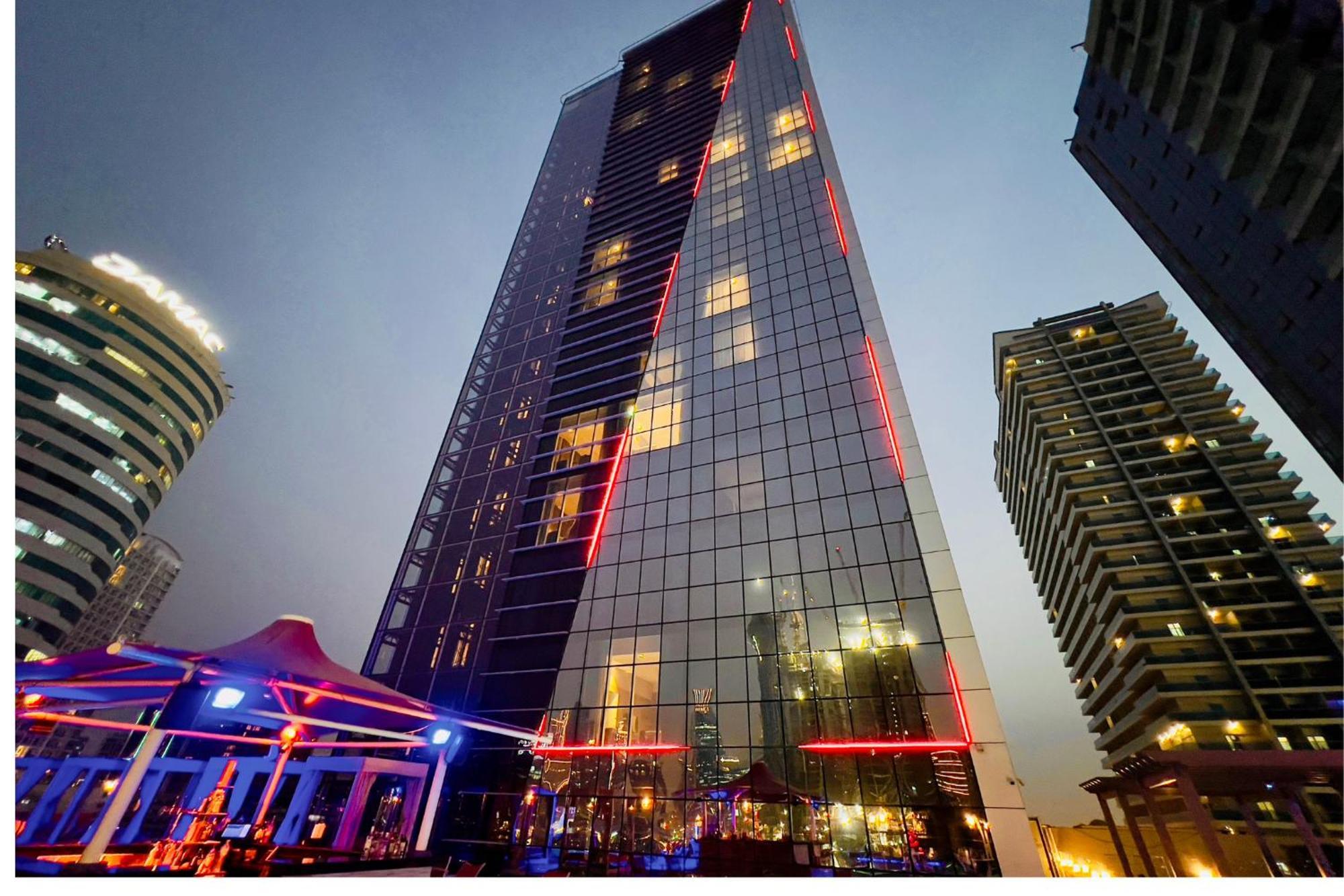 Canal Central Hotel Business Bay Dubai Exterior foto The 101 Tower